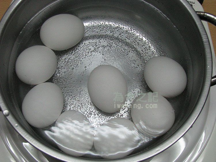 鍋子裝冷水放入生雞蛋加熱